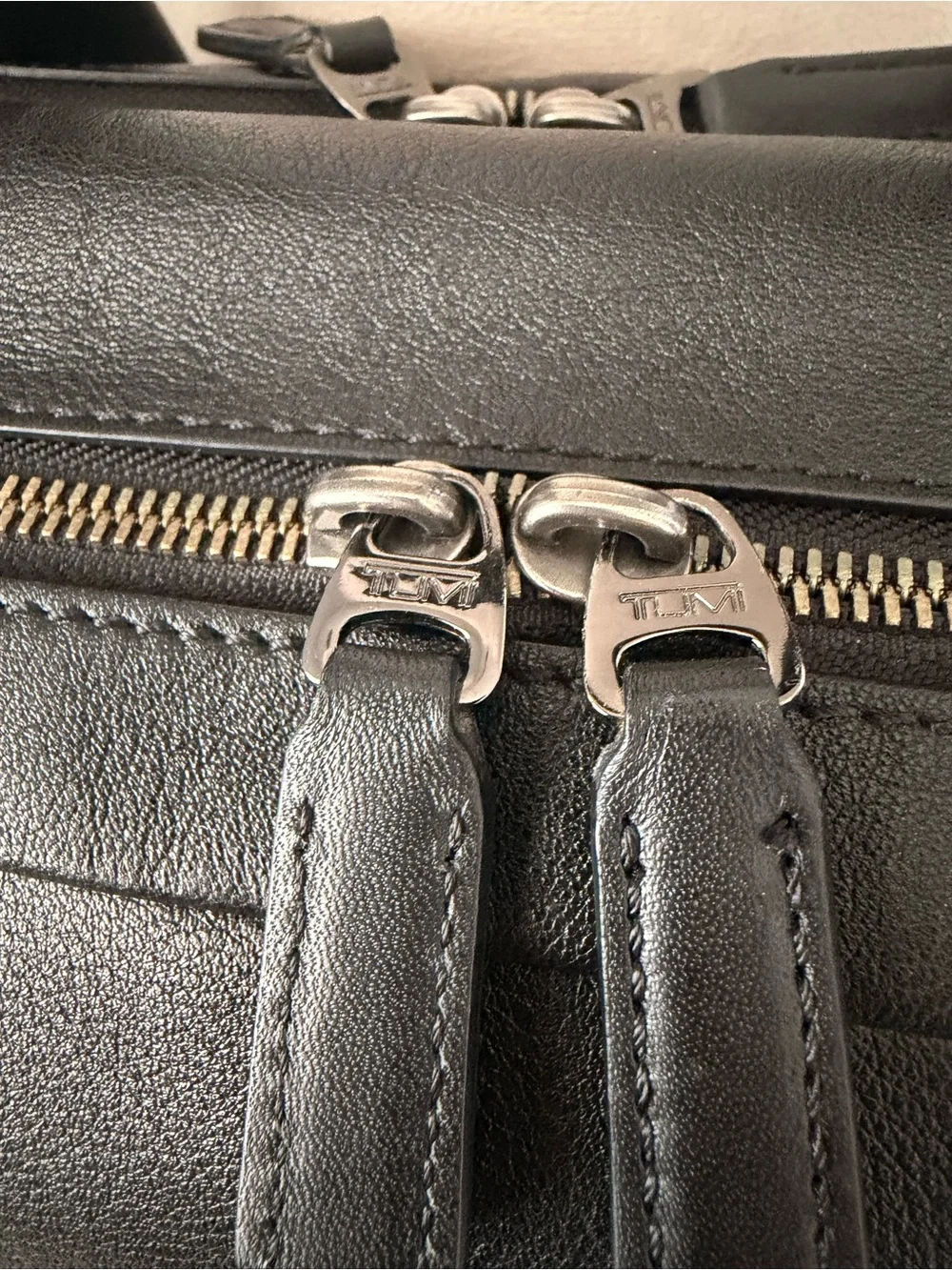 NWOT Tumi Beacon Hill Smith Jetsetter Leather Bag with Adjustable Shoulder Strap